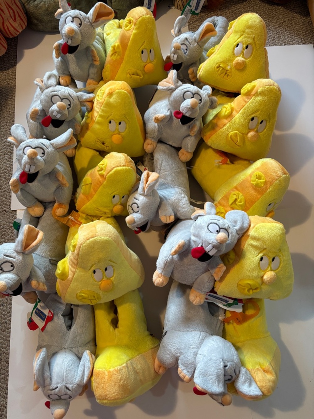 Reseller Lot De Fonseca 3D Plush Slippers Mouse & Cheese (10 pairs)